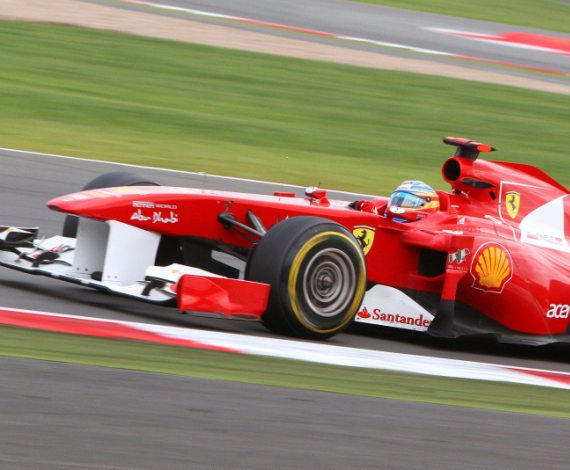 Alonso corre en la curva Club