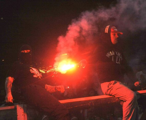 Los ultras serbios la lían en Génova