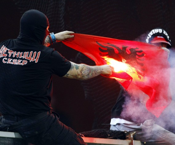 Los ultras serbios la lían en Génova