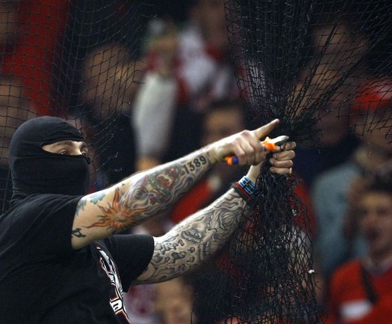 Los ultras serbios la lían en Génova