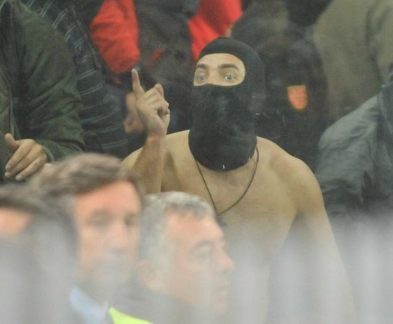 Los ultras serbios la lían en Génova