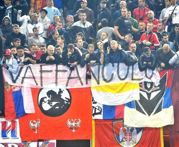 Los ultras serbios la lían en Génova