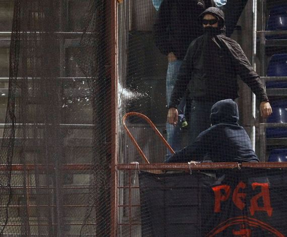 Los ultras serbios la lían en Génova