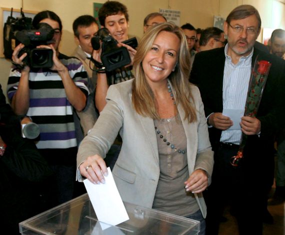 Trinidad Jiménez deposita su voto