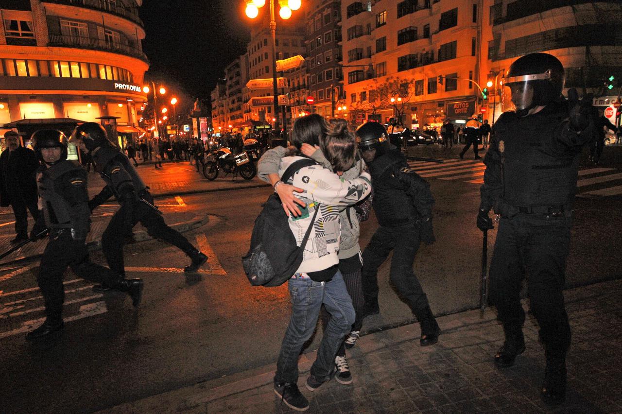 La Policía carga contra jóvenes