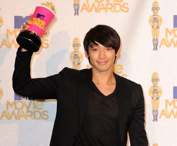 El coreano Rain alza su triunfo
