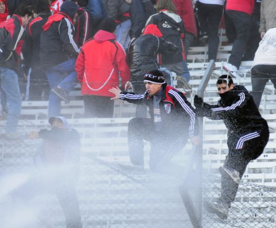 Los hinchas saltan al campo