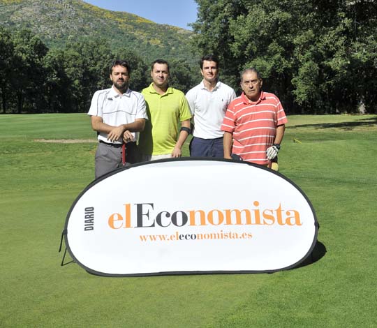 <b>Máximo del Río Ortiz, Juan Gámez Bocanegra, Ignacio Alario y Carlos Álvaro Alonso posan en uno de los 'greenes' del Real Club de Golf de La Herrería</b>