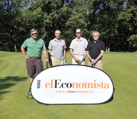<b>Pedro Velasco Gómez, Borja Sanz Mardomingo, Guillermo Poggio y Mario Herrero García posan en la primera parte del recorrido de La Herreria, en pleno encinar</b>