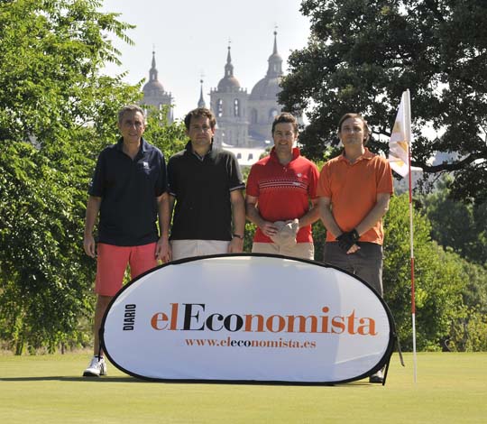 <b>Juan Tena (subcampeón en segunda categoría), Juan Carlos de la Vela, de Motorola, Francisco José Perea y Marcos Larroy, también de Motorola, con el Monasterio de El Escorial al fondo</b>