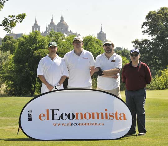 <b>Javier Blanco Campillo, Francisco Cabrera, de 'elEconomista', José Helguero Sainz y José Antonio García Barez hicieron un alto en la calle del hoyo 12 para posar para nuestros lectores</b>