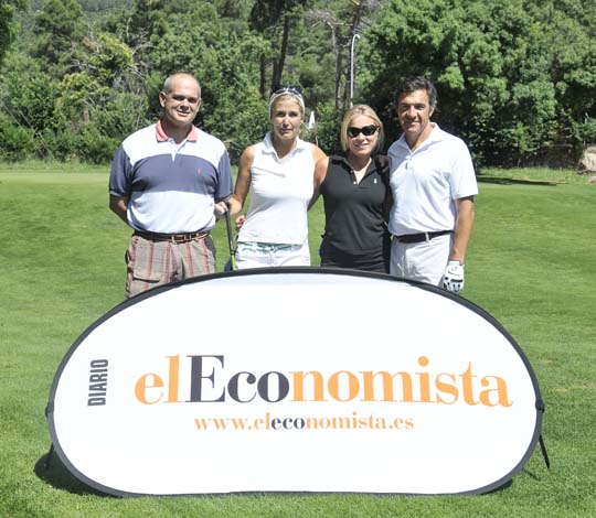 <b>José Enrique Álvarez, Rosario Pino, Mónica Díaz Vecino y Esteban Santos Lozano, estos dos últimos de Abama, otro de los patrocinadores del torneo, posan para la posteridad</b>