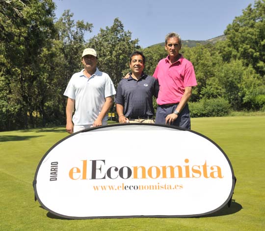 <b>Antonio Bernal, de Cheque Gourmet, uno de los patrocinadores principales del torneo, posa junto a sus compañeros de partido, Gonzalo de Anta y Miguel Ángel García</b>