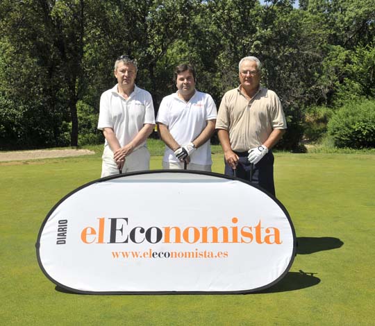 <b>David Radley-Searle posa junto a Luis Redondo Gandarias, de 'elEconomista', y Alfonso López-Pelegrín</b>