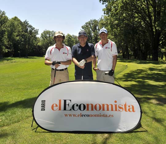 <b>Juan Carlos Gutiérrez-Ulecia, Pedro Merino Sanz yHubert Walentynonicz posan en un 'tee' de la primera vuelta</b>