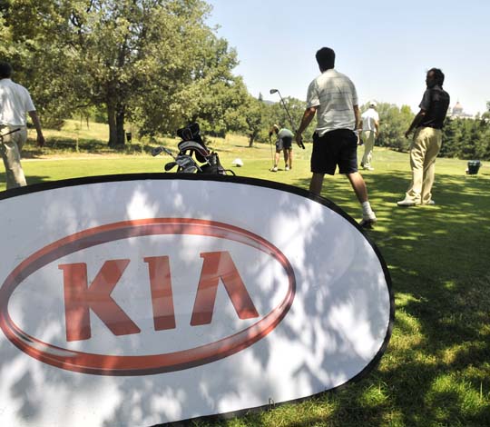 <b>Así adornaban el campo distintas imágenes corporativas de KIA</b>