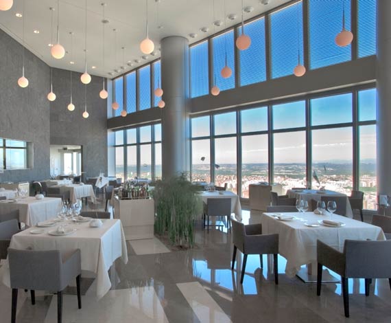 Un comedor con vistas