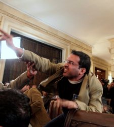 periodistazapato225.jpg