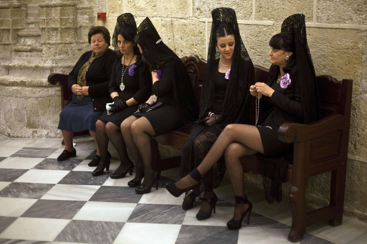 De mantilla y negro riguroso
