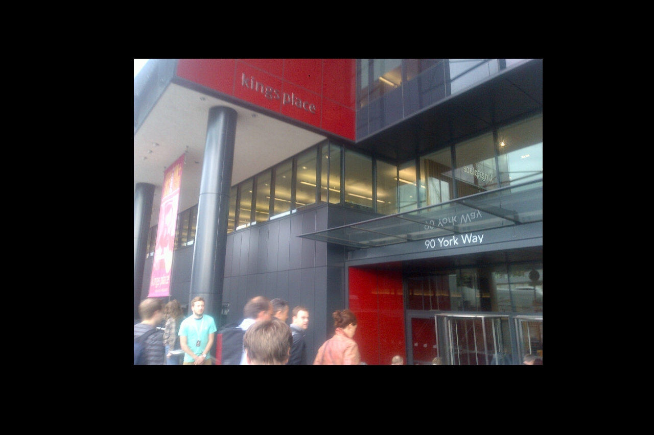 Los periodistas entran al King's Place