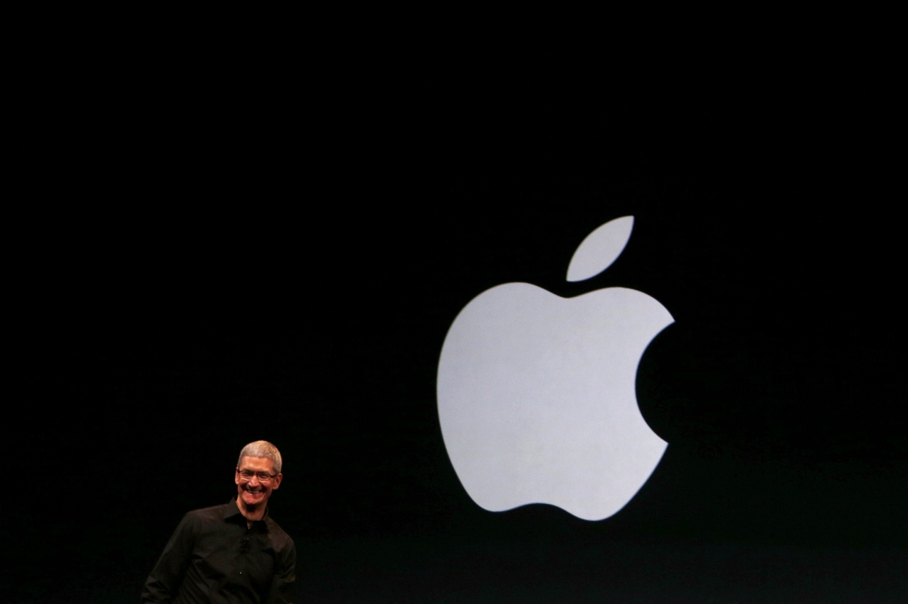 Tim Cook aparece y es recibido entre aplausos