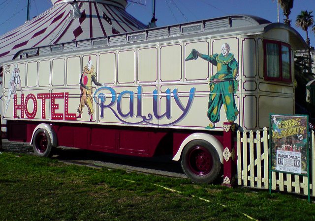 Hotel- Carromato del Circo Raluy