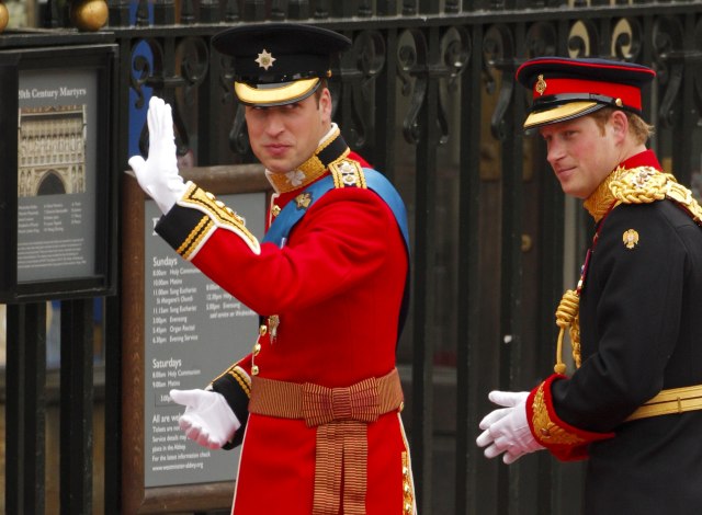 El Príncipe Guillermo y el Príncipe Harry entrando en la abadía de Westminster