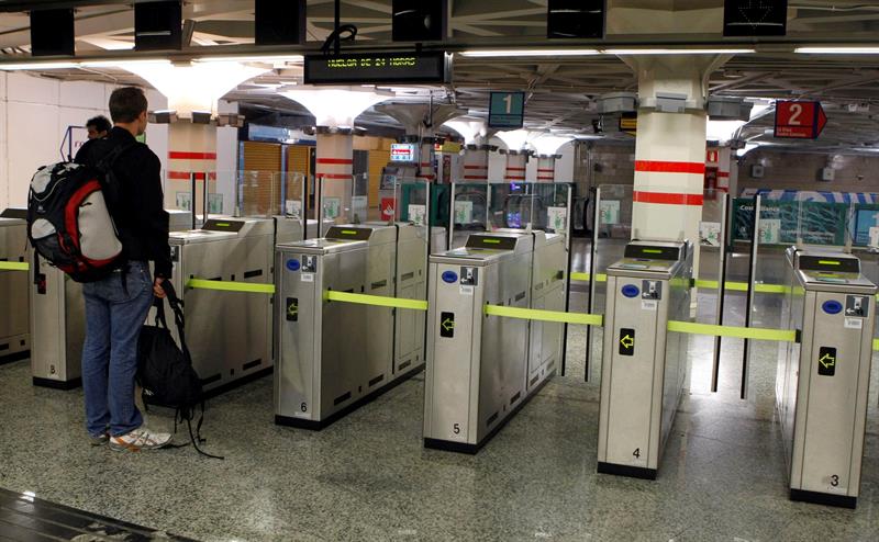 Metro retira el sistema de tornos abiertos, en prueba en 35 ...